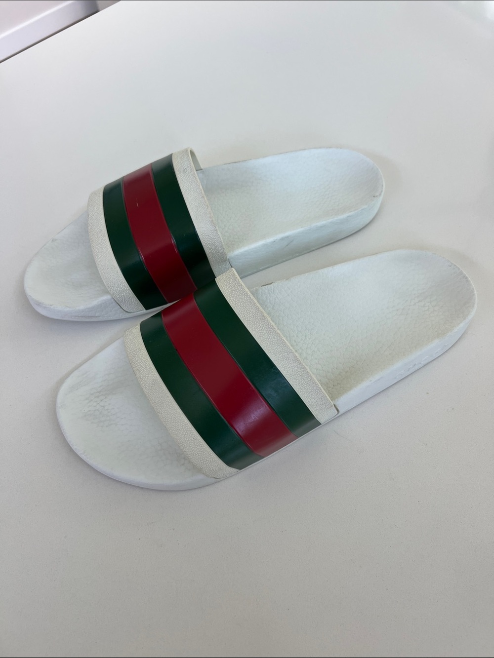 Gucci pursuit ‘72 web rubber open toe slide white sandals green and red striped
